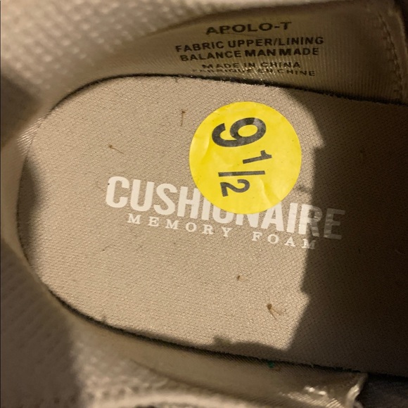 WOMANS CUSHIONAIRE MEMORY FOAM SNEAKERS. - Picture 2 of 6